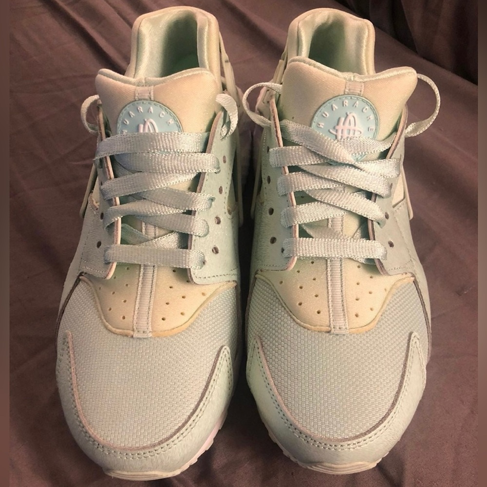 *Rare* Nike air huaraches mint green